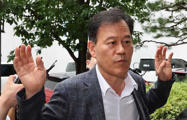 종합특검 출석하며 질문에 답하는 윤한홍 의원 / 사진=연합뉴스