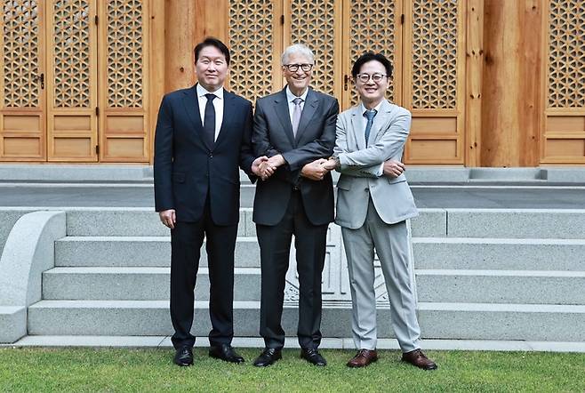김정관 산업통상부 장관(오른쪽)이 14일 서울 모처에서 열린 ‘테라파워·SK이노베이션 간 글로벌 공동사업 추진계약을 위한 주요 조건 합의서 체결식’에서 빌 게이츠 테라파워 이사회 의장(가운데), 최태원 SK그룹 회장과 기념사진을 찍고 있다. [산업통상부]
