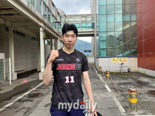 중부대 전유석이 2026 대한항공배 전국대학배구 단양대회에서 활약 중이다. 16일 단양에서 사진 촬영에 임하고 있는 전유석./마이데일리
