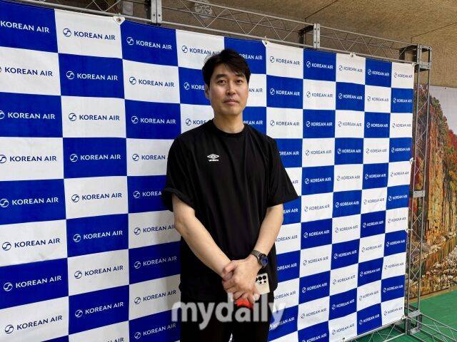 중부대 송낙훈 감독이 16일 단양 국민체육센터에서 열린 2026 대한항공배 전국대학배구 단양대회 남대부 A조 홍익대전을 마친 뒤 사진 촬영에 임하고 있다./마이데일리