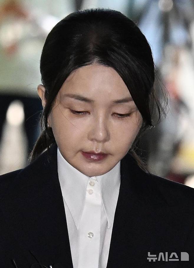 [서울=뉴시스] 사진공동취재단 = 김건희 씨가 지난해 8월 12일 오전 서울 서초구 서울중앙지법에서 열린 구속 전 피의자 심문(영장실질심사)에 출석하고 있다. (사진=뉴시스DB) 2026.08.18. photo@newsis.com