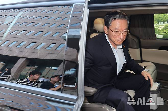 [과천=뉴시스] 조성우 기자 = 청와대에 사직서를 제출한 정성호 법무부 장관이 18일 경기도 과천시 정부과천청사 법무부를 나서고 있다. 2026.08.18. xconfind@newsis.com