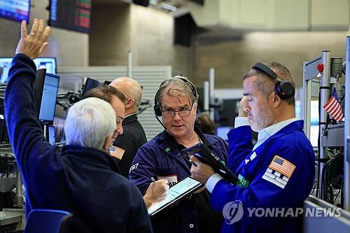 17일(현지시간) 뉴욕증권거래소(NYSE) 트레이더들 [로이터=연합뉴스 제공]