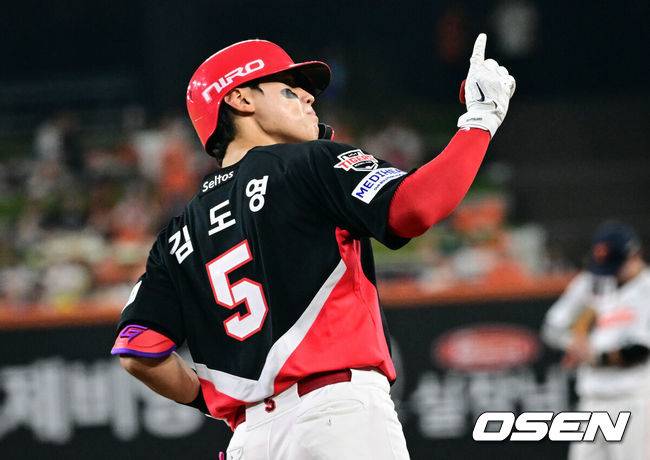 [OSEN=대전, 조은정 기자]18일 대전한화생명볼파크에서 2026 신한은행 SOL KBO리그 한화 이글스와 KIA 타이거즈의 경기가 열렸다.이날 경기에 한화는 왕옌청을, KIA는 네일을 선발투수로 내세웠다.7회초 2사에서 KIA 김도영이 솔로 홈런을 날린 뒤 베이스를 돌고 있다. 2026.08.18 /cej@osen.co.kr