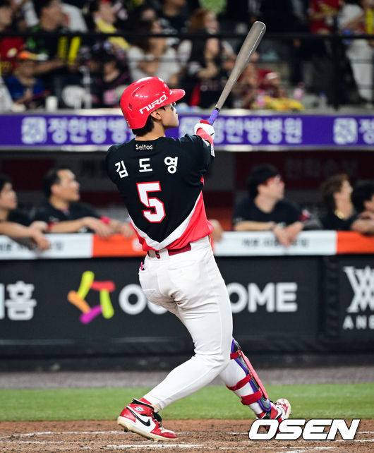 [OSEN=대전, 조은정 기자]18일 대전한화생명볼파크에서 2026 신한은행 SOL KBO리그 한화 이글스와 KIA 타이거즈의 경기가 열렸다.이날 경기에 한화는 왕옌청을, KIA는 네일을 선발투수로 내세웠다.7회초 2사에서 KIA 김도영이 솔로 홈런을 날리고 있다. 2026.08.18 /cej@osen.co.kr