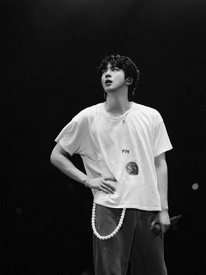 Jin, do BTS, cativa Baltimore, ARMY global delira... 'JIN ILUMINA A CIDADE DO CHARME'