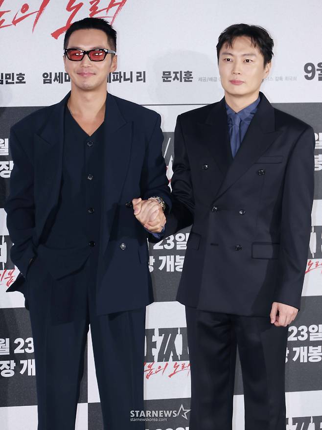 배우 변요한, 노재원이 18일 오전 서울 CGV용산아이파크몰에서 진행된 영화 '타짜: 벨제붑의 노래' 제작발표회에 참석해 포즈를 취하고 있다.  온라인 카지노 사업으로 세상을 다 가진줄 알았던 장태영(변요한), 그리고 그의 모든 것을 빼앗은 같은 이름의 절친 박태영(노재원)이 글로벌 도박판에서 다시 만나 복수의 한판을 벌이게 되는 타짜 시리즈의 마지막 ‘타짜: 벨제붑의 노래’는 9월 23일 개봉한다. /2026.08.18 /사진=이동훈 photoguy@