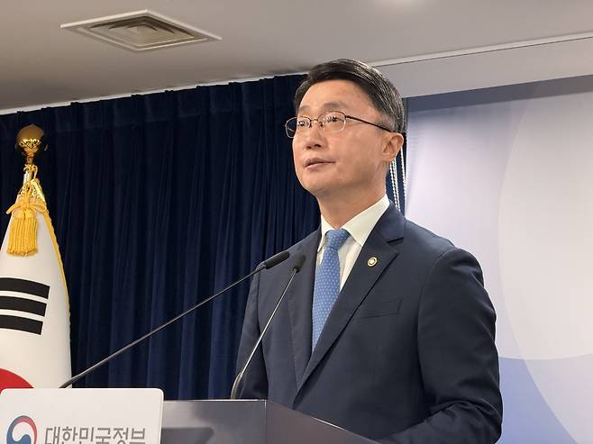 류제명 과기정통부 2차관이 18일 정부서울청사에서 '독자 인공지능(AI) 파운데이션 모델'(독파모) 개발 사업 2차 평가 결과를 발표하고 있다. [촬영 권하영]