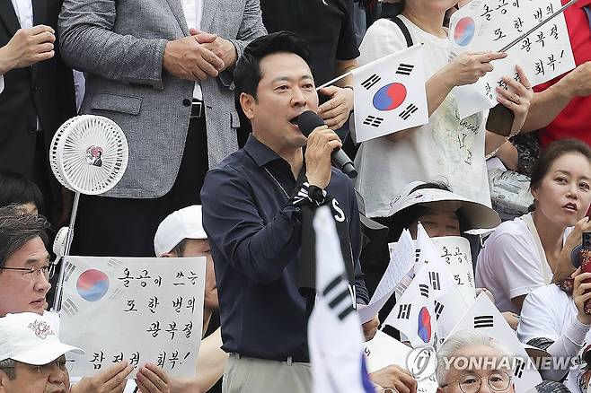 광복절에 올림픽공원 찾은 국민의힘 장동혁 대표 (서울=연합뉴스) 국민의힘 장동혁 대표가 지난 15일 서울 송파구 올림픽공원 핸드볼경기장에서 열린 6·3 지방선거 투표용지 부족 사태 규탄 시위에 참석해 발언하고 있다. 2026.8.16 [국민의힘 제공. 재판매 및 DB 금지] photo@yna.co.kr
