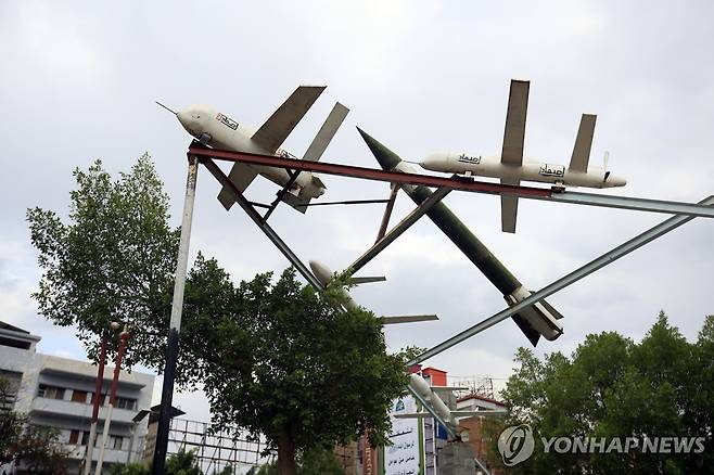 예멘 수도 사나에 전시된 후티 반군의 모형 미사일과 드론. [EPA=연합뉴스. 재판매 및 DB 금지]