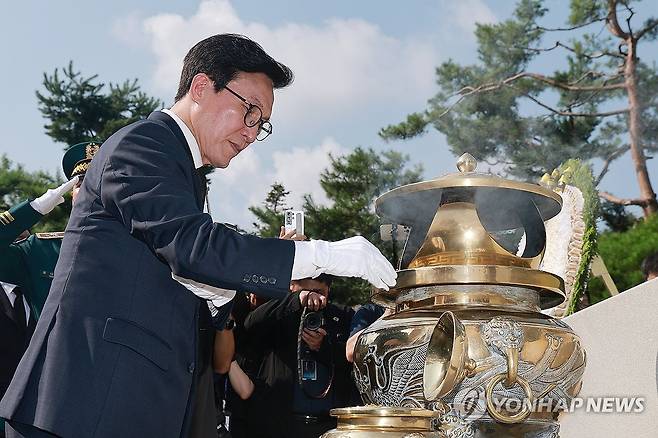 김대중 전 대통령 묘역 참배하는 더불어민주당 김민석 신임 대표 (서울=연합뉴스) 신현우 기자 = 더불어민주당 김민석 신임 대표가 18일 서울 동작구 국립서울현충원 김대중 전 대통령 묘역에 분향하고 있다. 2026.8.18 nowwego@yna.co.kr