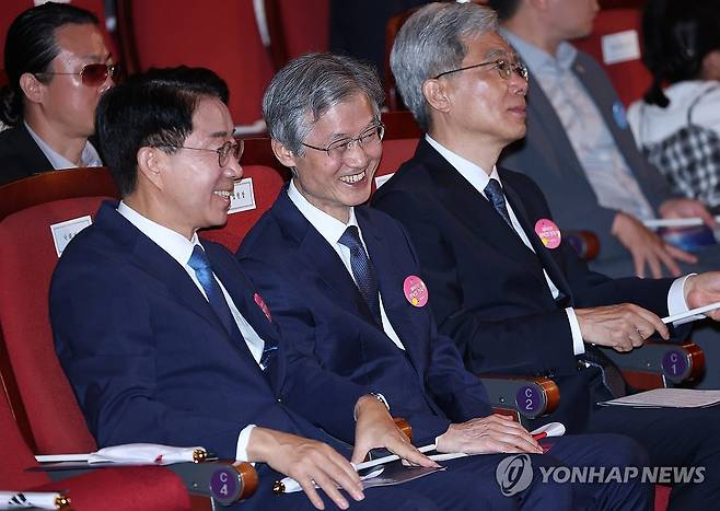 대화하는 국회의장과 대법원장 (서울=연합뉴스) 김도훈 기자 = 조정식 국회의장과 조희대 대법원장이 15일 서울 종로구 세종문화회관에서 이재명 대통령 부부가 참석한 가운데 열린 제81주년 광복절 경축식에서 대화하고 있다. 오른쪽은 김상환 헌법재판소장. 2026.8.15 superdoo82@yna.co.kr