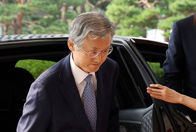조희대 대법원장이 19일 서울 서초구 대법원으로 출근하고 있다. 조 대법원장은 지난 18일 노태악 전 대법관과 이흥구 대법관 후임으로 손봉기 대구지방법원 부장판사와 김성수 서울고등법원 부장판사를 이재명 대통령에게 임명 제청했다. 연합뉴스