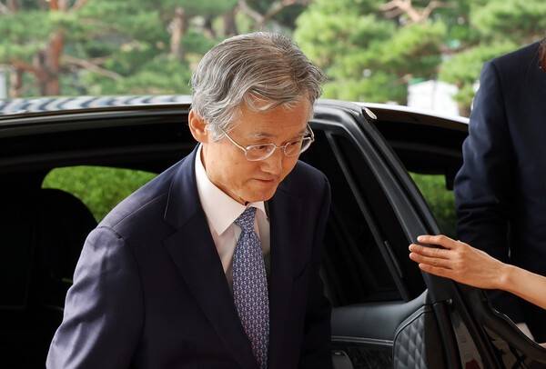 조희대 대법원장이 19일 서울 서초구 대법원으로 출근하고 있다. 연합뉴스
