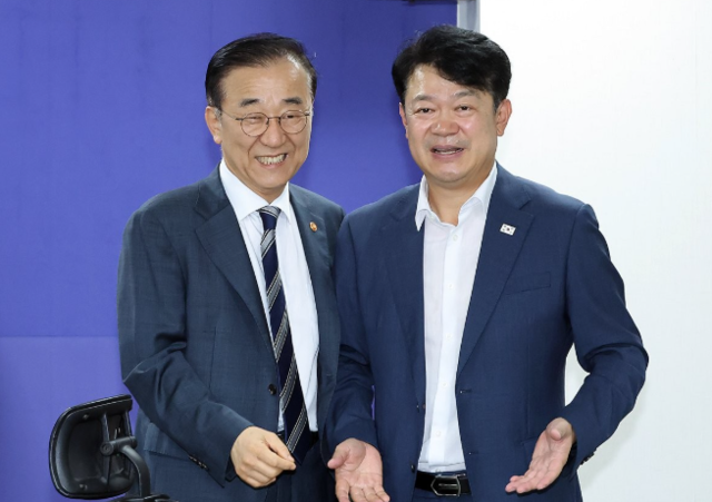 김윤덕 국토교통부 장관(왼쪽)이 19일 국회 의원회관에서 열린 국토교통위 당정 협의에서 복기왕 더불어민주당 간사와 얘기를 나누고 있다. 연합뉴스