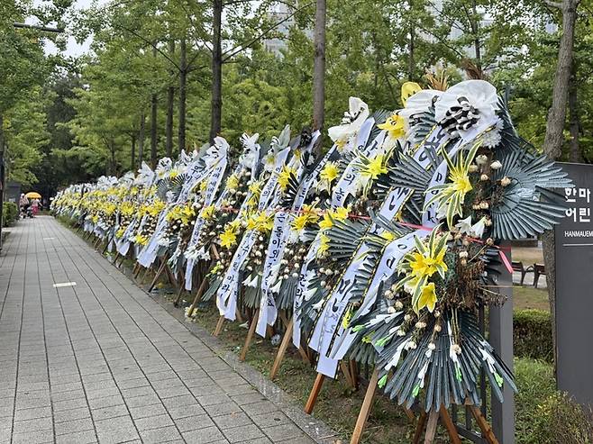 ▲서울 용산어린이정원 입구 부근에 주택공급 반대 조화가 놓여 있는 모습. 사진=송윤주 기자