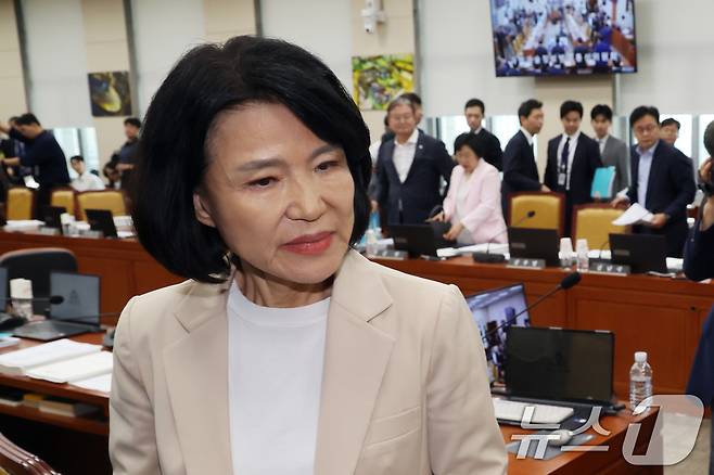이진숙 국민의힘 의원이 19일 오전 서울 여의도 국회에서 열린 과학기술정보방송통신위원회 전체회의에서 정회 후 회의장을 나서고 있다.  2026.8.19 ⓒ 뉴스1 황기선 기자