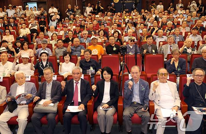이진숙 국민의힘 의원이 13일 오후 서울 여의도 국회 도서관에서 열린 '5·18 민주화운동의 재조명 국회공개포럼'에서 참석자들과 기념 촬영을 하고 있다. 2026.8.13 ⓒ 뉴스1 황기선 기자