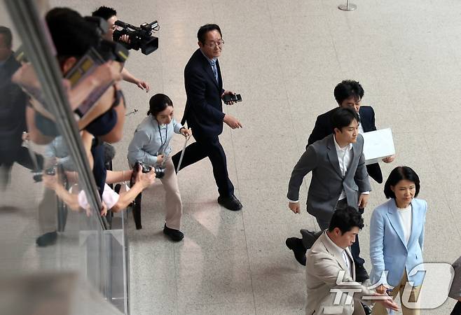 이진숙 국민의힘 의원이 14일 오후 서울 여의도 국회 소통관에서 5·18 민주화운동 관련 기자회견을 마치고 회견장을 나서고 있다. 이날 이 의원은 기자회견을 마친 후 취재진 질문을 받지 않고 회견장을 나섰다. 2026.8.14 ⓒ 뉴스1 황기선 기자