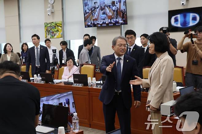 이진숙 국민의힘 의원이 19일 오전 서울 여의도 국회에서 열린 과학기술정보방송통신위원회 전체회의에서 정회 후 송기헌 위원장과 대화를 나누고 있다.  2026.8.19 ⓒ 뉴스1 황기선 기자