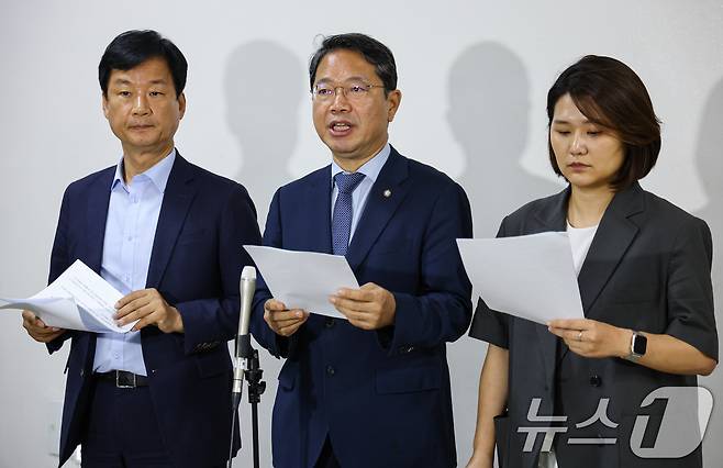 박균택 더불어민주당 의원(왼쪽부터), 김승원 더불어민주당 의원, 손솔 진보당 의원 19일 서울 여의도 국회 법제사법위원회 회의실 앞에서 조희대 대법원장의 대법관 후보 임명 제청 관련 성명서를 발표하고 있다. 2026.8.19 ⓒ 뉴스1 김도우 기자