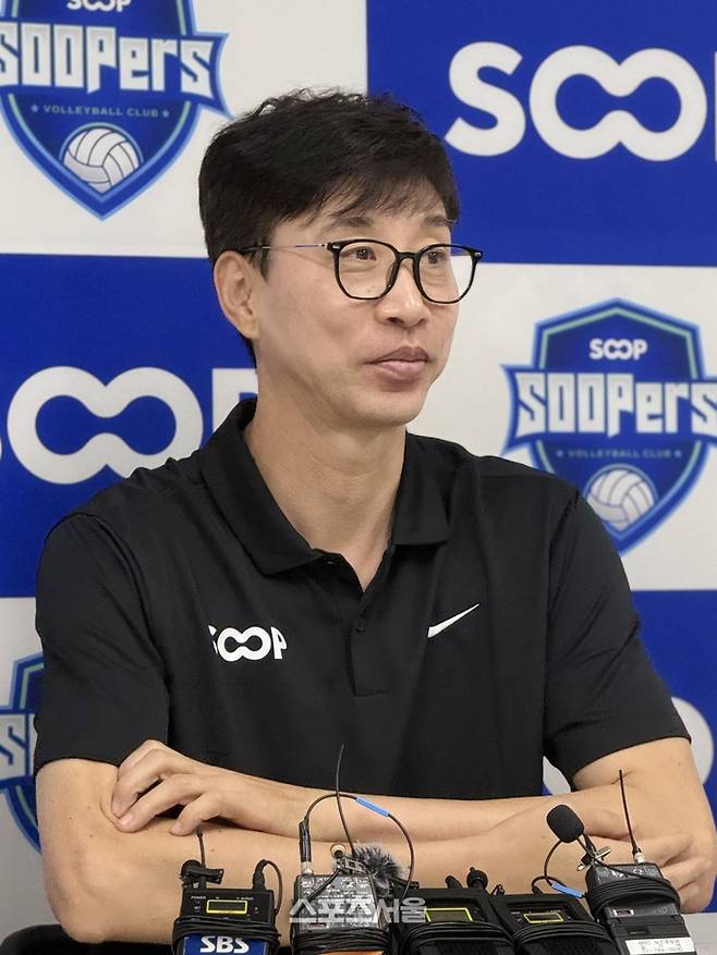 SOOP 수퍼스의 김세진 감독이 18일 염주체육관에서 기자회견에 임하고 있다. 광주 | 정다워 기자