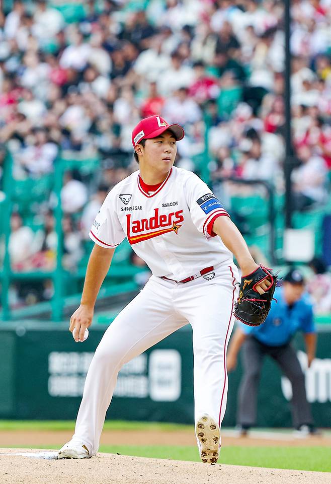 SSG 김민준이 4일 인천SSG랜더스필드에서 열린 2026 KBO리그 LG전에 선발 등판해 역투하고 있다. 사진 | SSG 랜더스