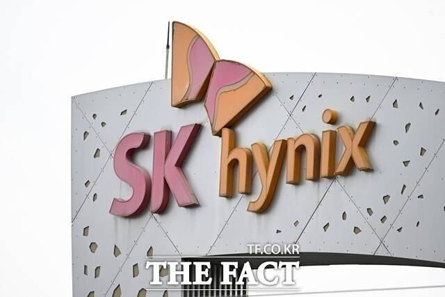 SK하이닉스가 40조원 규모 자사주 2407만주를 사들이고 전량 소각한다고 발표했다. /더팩트 DB