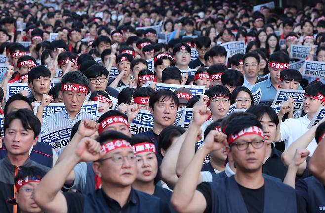 지난 11일 서울 여의도 산업은행 본점 앞에서 한국산업은행·IBK기업은행·한국수출입은행 노동조합이 연 지방이전 반대 공동 집회에서 참가 조합원들이 구호를 외치고 있다. /연합뉴스