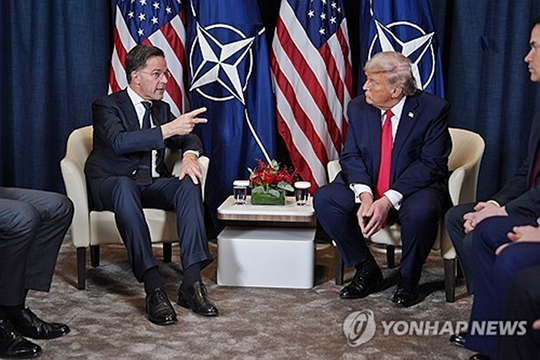 왼쪽부터 마르크 뤼터 북대서양조약기구(NATO·나토) 사무총장과 도널드 트럼프 미국 대통령이 지난 1월 21일(현지시간) 스위스 다보스에서 열린 세계경제포럼에서 회담하고 있다. [AP=연합뉴스]