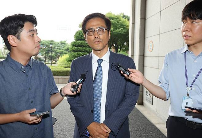 6·3 지방선거 투표용지 부족 사태 등을 수사할 선거관리위원회 특별검사로 임명된 이태한 권익위 비상임위원이 19일 서울 서초구 서울중앙지검에 마련된 국민참정권 침해 진상규명을 위한 검경 합동수사본부를 방문하고 있다. 연합뉴스