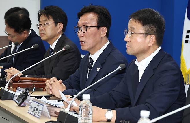 김민석 더불어민주당 대표가 19일 부산 동구 부산광역시당 대회의실에서 열린 최고위원회의에서 발언하고 있다. 윤운식 선임기자 yws@hani.co.kr