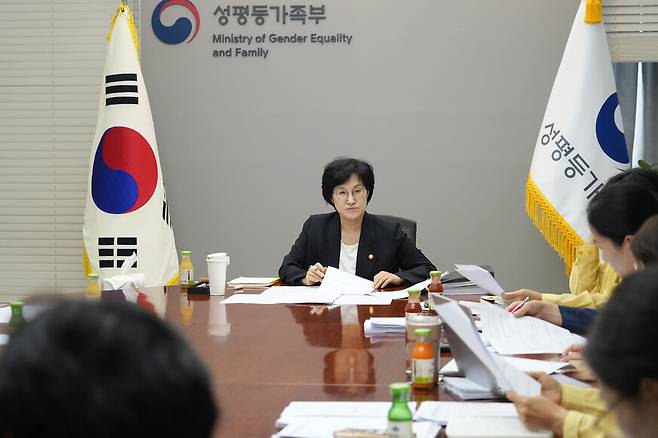 원민경 성평등가족부 장관이 19일 오후 정부서울청사에서 개정 형사소송법 상의 여성폭력 피해자의 권리 보호방안에 관해 현장전문가의 의견을 청취하고 있다. 성평등가족부 제공