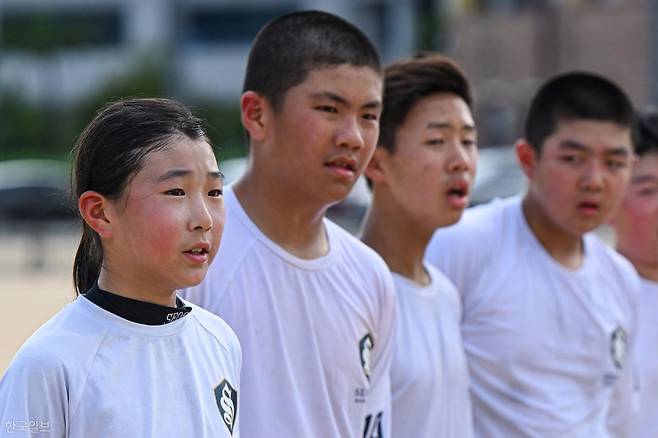 최서윤이 27일 전남광주 동구 서석초 운동장에서 야구부원들과 코치와 미팅을 하고 있다. 전남광주=박시몬 기자