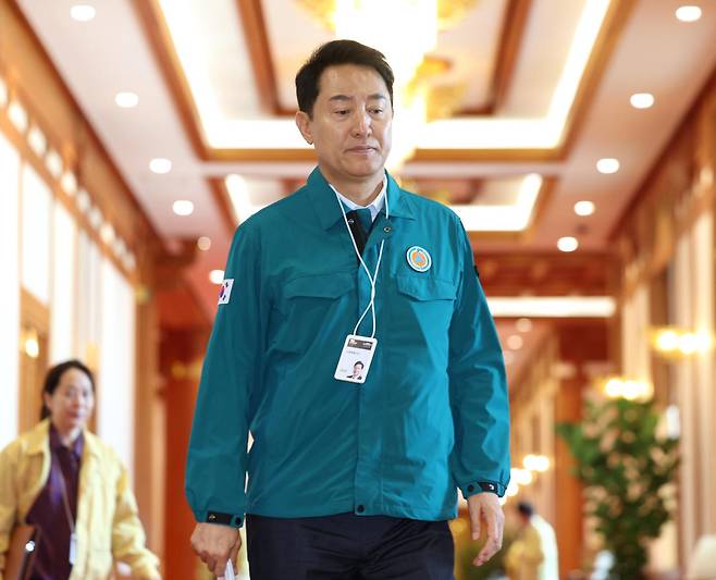 오세훈 서울시장이 18일 청와대에서 이재명 대통령 주재로 열린 제1회 을지 국무회의 참석을 위해 회의장으로 향하고 있다. 연합뉴스