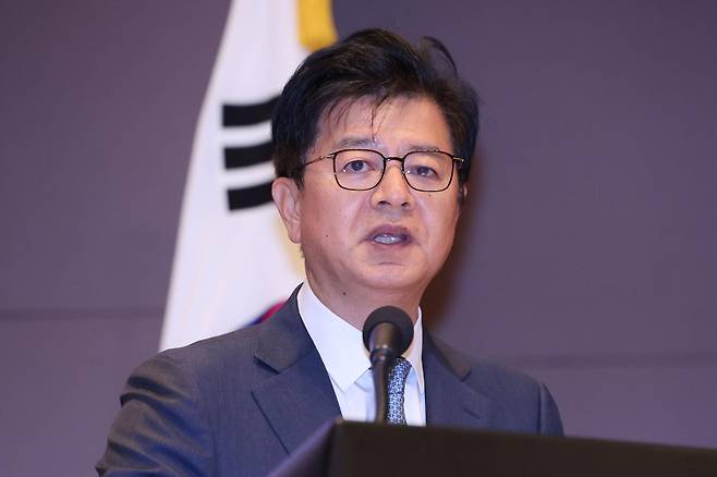 성기홍 청와대 홍보소통수석이 13일 서울 중구 프레스센터에서 열린 한국기자협회 창립 62주년 기념식에서 이재명 대통령의 축사를 대독하고 있다. 뉴시스