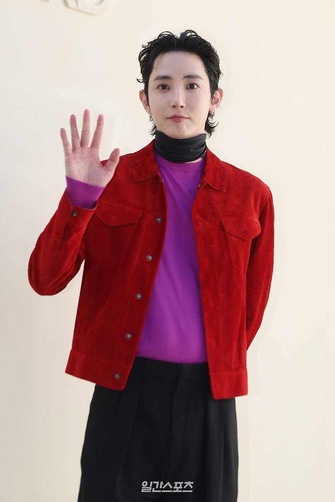 배우 이수혁이 24일 오후 서울 중구 코브 더 장충에서 열린 '톰 포드 뷰티' 신제품 향수 '타오르미나 오렌지' 론칭 기념 프라이빗 이벤트 행사에 참석해 포토타임을 갖고 있다.서병수 기자 qudtn@edaily.co.kr /2026.06.24/