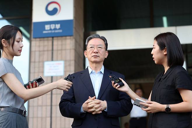청와대에 사직서를 제출한 정성호 법무부 장관(가운데)이 18일 오후 정부과천청사 법무부를 나서며 취재진 질문에 답하고 있다. [뉴시스]