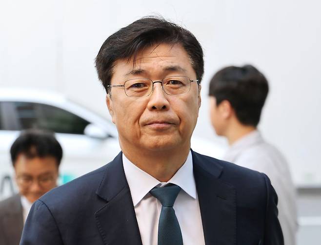 홍장원 전 국가정보원 1차장이 6월 26일 조사를 받기 위해 경기도 과천 2차 종합특별검사팀으로 출석하고 있다. 연합뉴스
