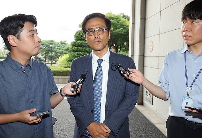 6·3 지방선거 투표용지 부족 사태 등을 수사할 선거관리위원회 특별검사로 임명된 이태한 권익위 비상임위원이 19일 서울 서초구 서울중앙지검에 마련된 국민참정권 침해 진상규명을 위한 검경 합동수사본부를 방문하고 있다. 연합뉴스