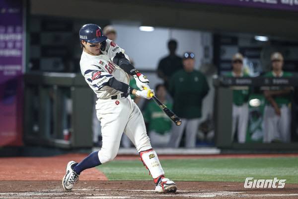 롯데 자이언츠 손성빈이 2026 신한 SOL KBO 정규시즌 키움 히어로즈와의 경기에서 타격하고 있다. 롯데 자이언츠 제공