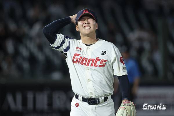 롯데 자이언츠 최준용이 2026 신한 SOL KBO 정규시즌 키움 히어로즈와의 경기에서 아쉬워하고 있다. 롯데 자이언츠 제공