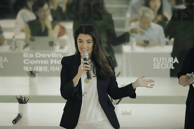 Artist and stage designer Es Devlin speaks during a press conference for her upcoming solo exhibition, “The Third Poem: Come Home Again” at Futura Seoul in Jongno District, central Seoul, on Aug. 14. FUTURA SEOUL