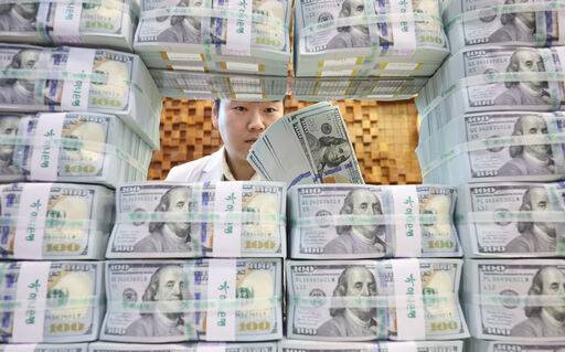 5일 서울 중구 하나은행 위변조대응센터에서 직원이 달러화를 정리하고 있다. 뉴시스