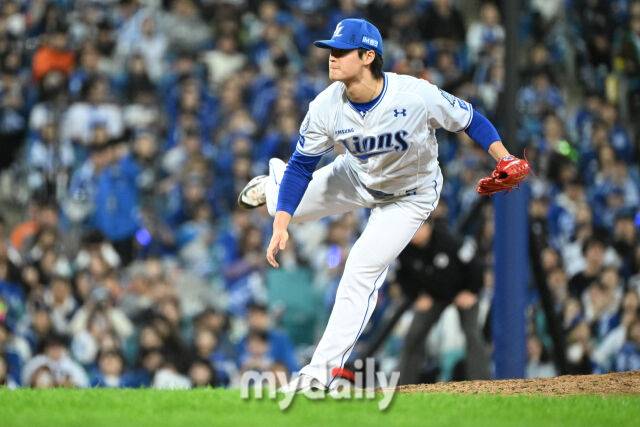 21일 대구 삼성라이온즈파크에서 열린 '2025 신한 SOL BANK KBO 포스트 시즌' 삼성 라이온즈와 한화 이글스 플레오이프(PO) 3차전 경기.삼성 이호성이 8회초 마운드에 올라 힘차게 투구하고 있다.