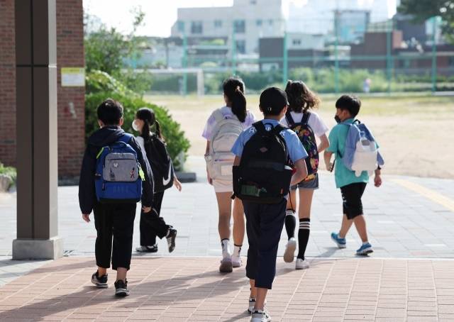 서울 영등포구 한 초등학교에서 학생들이 등교하고 있는 모습. [연합]