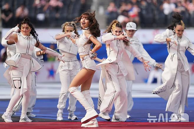 [Inglewood=AP/Newsis] Lisa, do BLACKPINK, se apresenta na cerimônia de abertura da partida de futebol do Grupo D da Copa do Mundo entre Estados Unidos e Paraguai, realizada em Inglewood, Califórnia, perto de Los Angeles (LA), em 12 de junho (horário local).