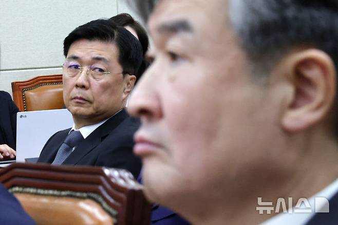 [서울=뉴시스] 조성우 기자 = 12·3 비상계엄 상황과 관련해 국회와 헌법재판소에서 위증한 혐의로 1심에서 징역 1년 6개월을 선고받은 조태용 전 국가정보원장이 항소심에서 형량이 1년 늘어난 징역 2년 6개월을 선고받았다. 사진은 홍장원(왼쪽) 전 국가정보원 1차장과 조 전 원장이 지난해 1월 22일 윤석열 정부의 비상계엄 선포를 통한 내란 혐의 진상규명 국정조사 특별위원회 1차 청문회에 출석한 모습. 2026.08.19. xconfind@newsis.com