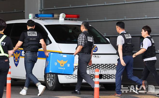 [인천=뉴시스] 전진환 기자 = 109시간 만에 진화된 인천 쿠팡 물류센터 화재 원인 규명을 위해  인천경찰청'석남동 쿠팡 물류센터 화재 수사 전담팀'이 30일 오후 인천 서해구 석남동 쿠팡32물류센터 인근 사무실을 압수수색해 압수품을 들고 차량으로 이동하고 있다. 2026.07.30. amin2@newsis.com