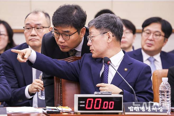 [서울=뉴시스] 정병혁 기자 = 노경필 법원행정처장이 19일 서울 여의도 국회에서 열린 법제사법위원회 전체회의에 관계자와 대화하고 있다. 2026.08.19. jhope@newsis.com